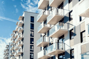 Moderne Wohnanlage – Sinnbild für städtisches Eigentum im Kontext von Miet- und Immobilienrecht.