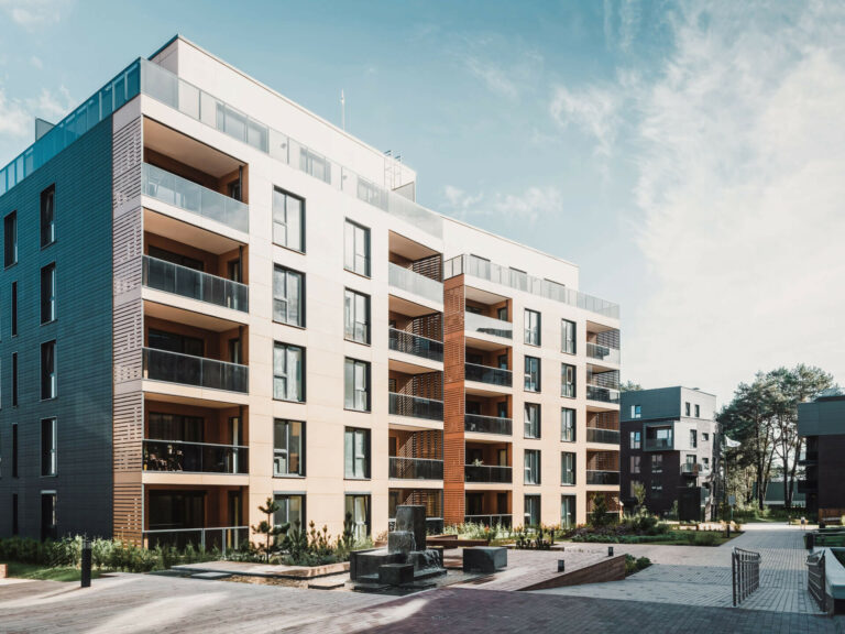 Moderne Wohnanlage mit Balkonen und Innenhof – Sinnbild für urbanes Mietrecht und mietvertragliche Regelungen im Mehrparteienhaus